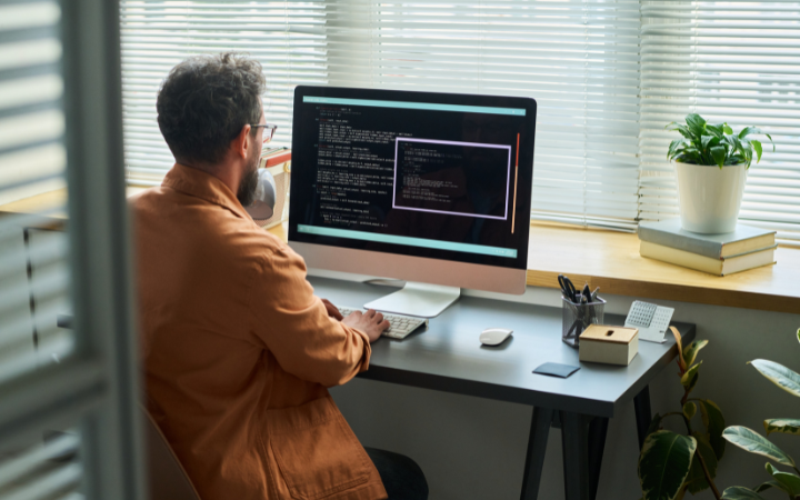 Engenharia de Software: o que é, quanto ganha, o que faz e bolsas de estudos