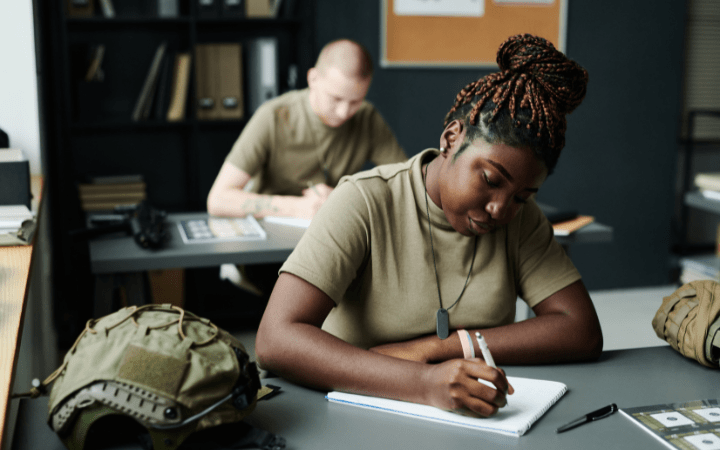 Mulher militar: as melhores oportunidades para quem tem ensino superior