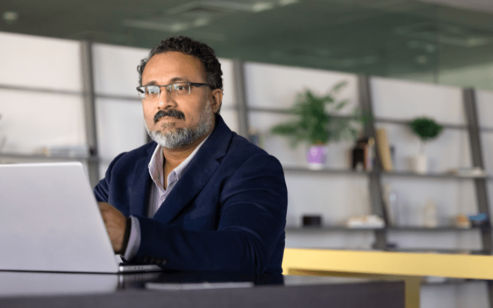 Gestor comercial: o que faz, quanto ganha e como se tornar um
